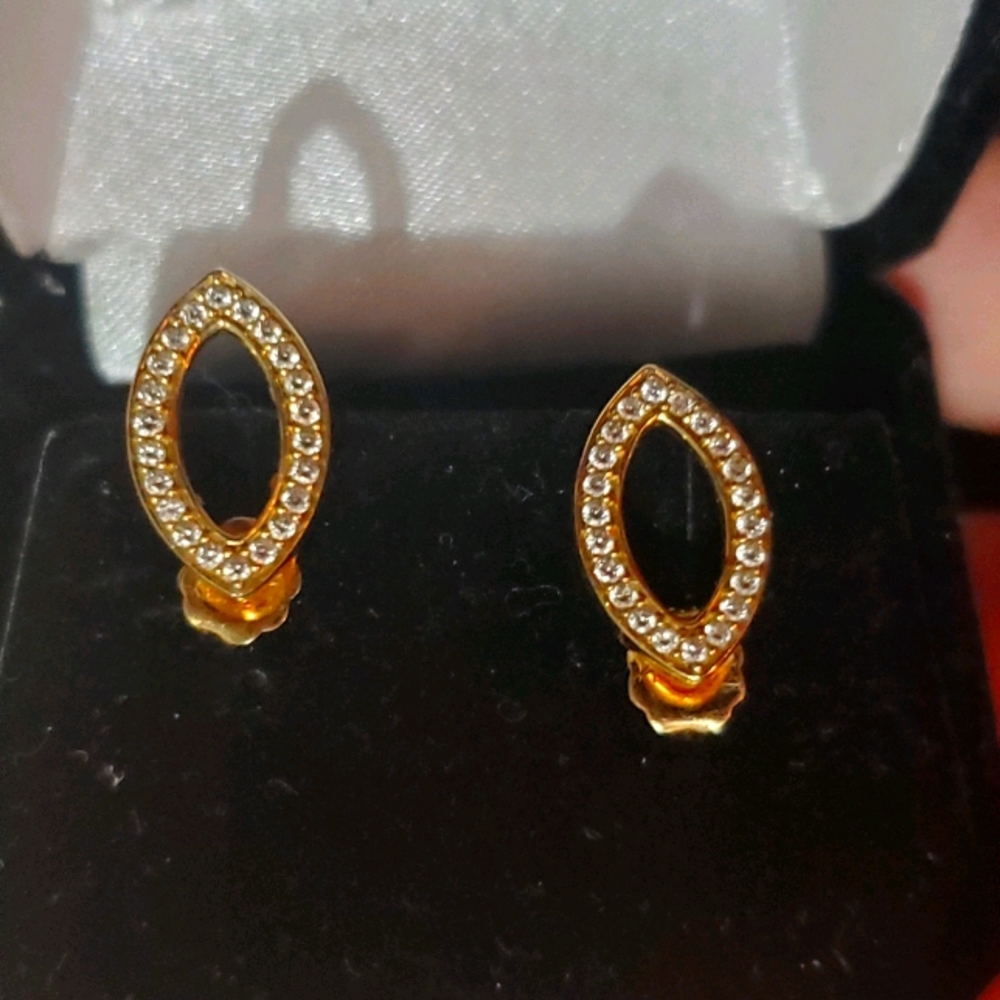 Earings 14k solid gold with real diamonds Pawnable at any pawnshops.